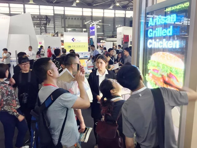 晶泓科技透明LED顯示屏爭艷C-star 2018上海國際零售展，取得理想效果完美落幕(圖11)