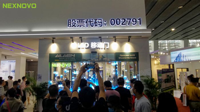 晶泓LED光電玻璃屏，建博會大放異彩，燃爆展會現(xiàn)場！(圖3)