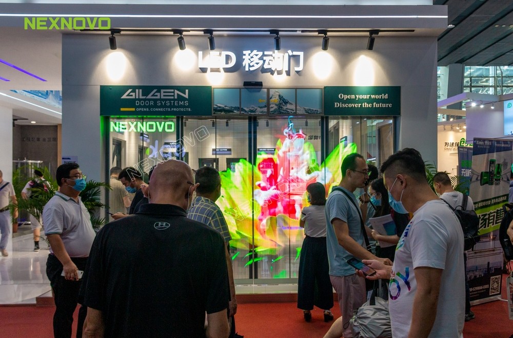 晶泓NS系列LED玻璃移動(dòng)門燃爆中國建博會(huì)現(xiàn)場(chǎng)(圖4)