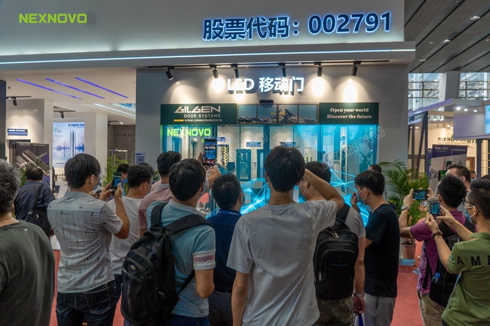 晶泓NS系列LED玻璃移動(dòng)門燃爆中國建博會(huì)現(xiàn)場(chǎng)(圖10)