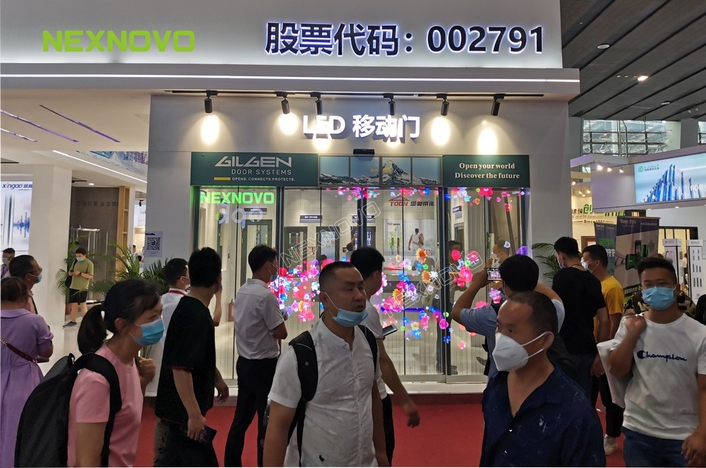 晶泓NS系列LED玻璃移動(dòng)門燃爆中國建博會(huì)現(xiàn)場(chǎng)(圖12)